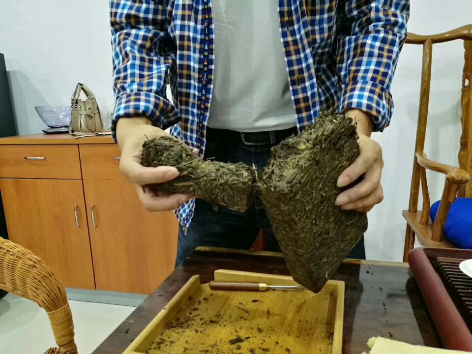 一到秋冬天，湖南特產(chǎn)茯磚茶就賣(mài)得格外好