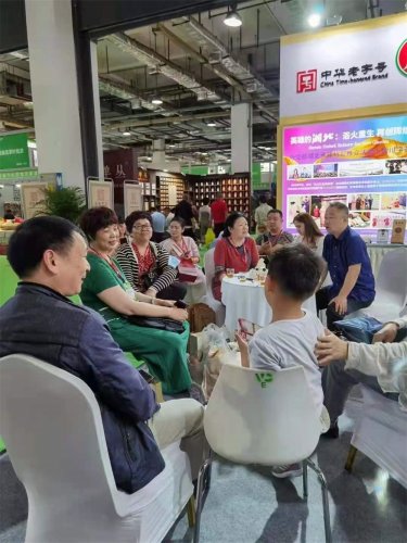 赤壁青磚茶展位，往來(lái)客戶(hù)絡(luò )繹不絕