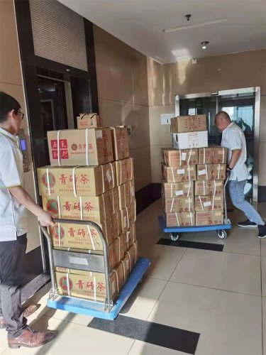 青磚茶銷(xiāo)售火爆，清早補貨