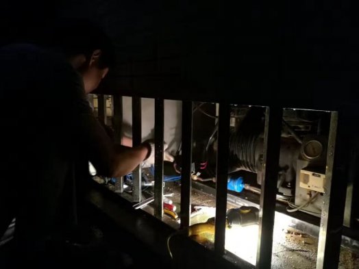 納新連夜緊急搶修恒溫倉庫壓縮機